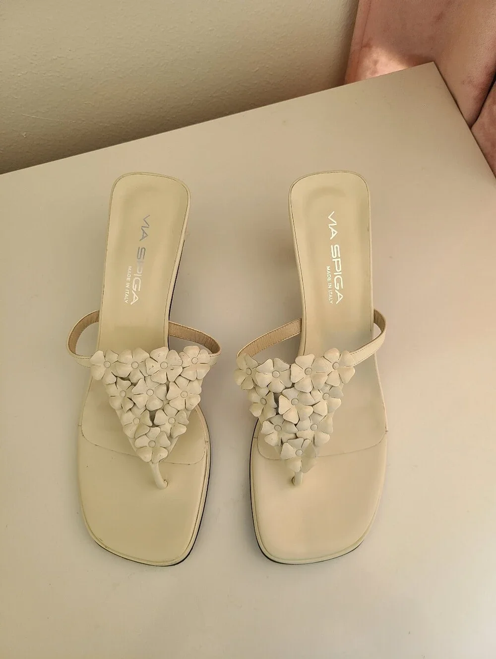 NWOT Via Spiga Cream Floral-Accent Heeled Thong Sandals Size 8 Leather Vacation